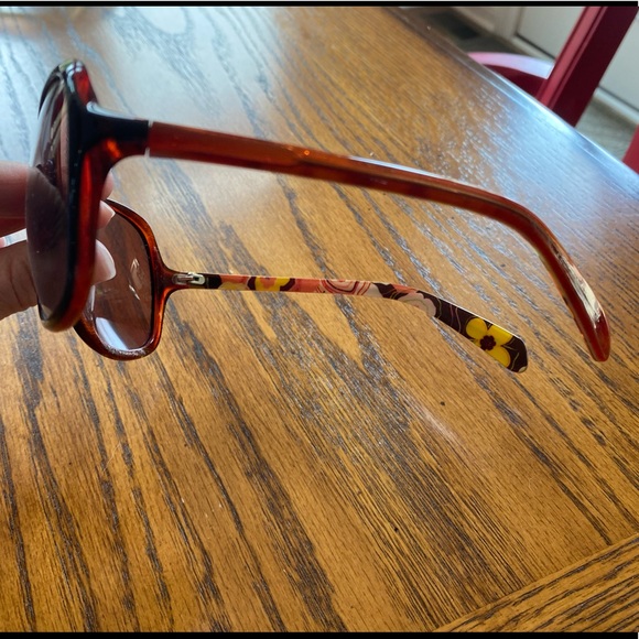 Vera Bradley Sunglasses - Picture 2 of 2